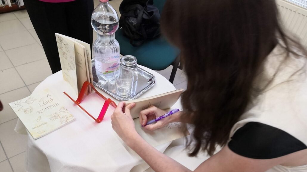 dedikalas 10 év alatt született munkáit gyűjtötte ugyanis össze és szerkesztette egybe Faragó Maia, bemutatkozó könyvében, A Lélek szirmaiban.