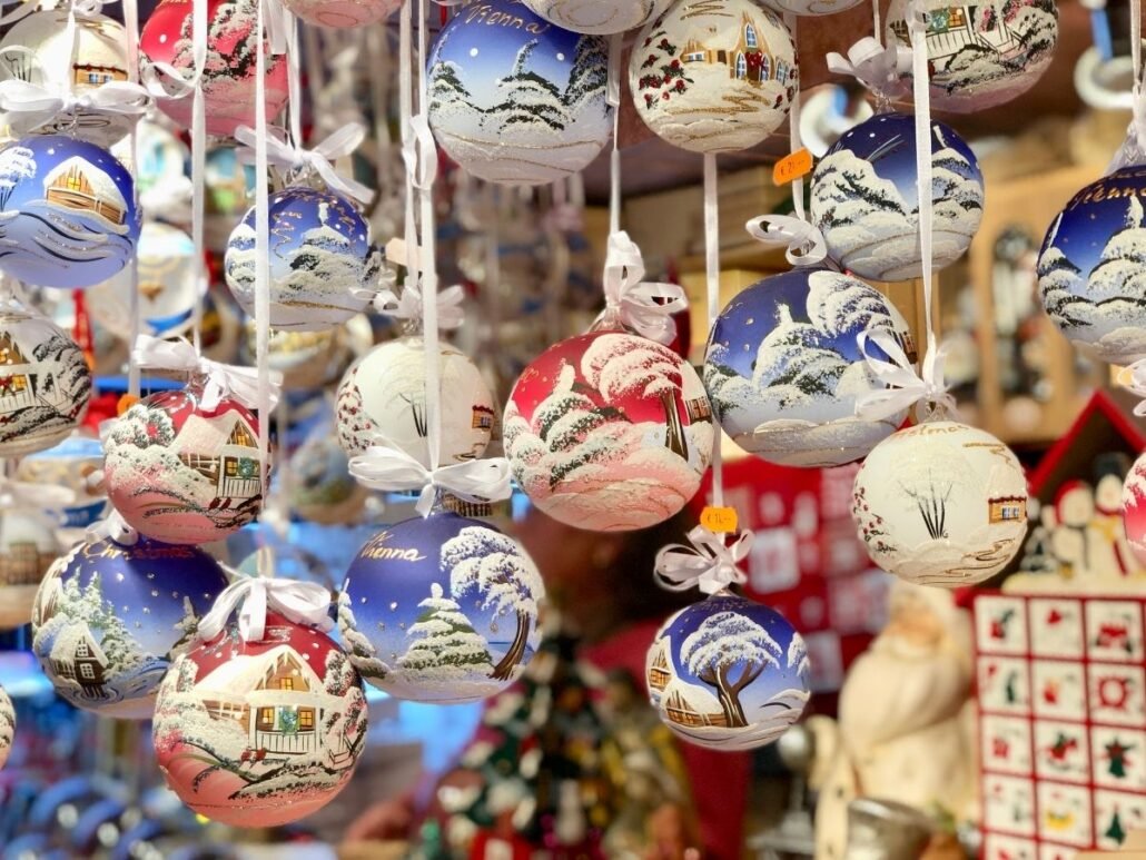 adventi vasar es ajandekok becsben Ma indul az adventi vásár, amitől bécsi karácsonyi álommá alakulnak a terek és kis zugok a városban, nem messze tőlünk, egy órára határunktól.