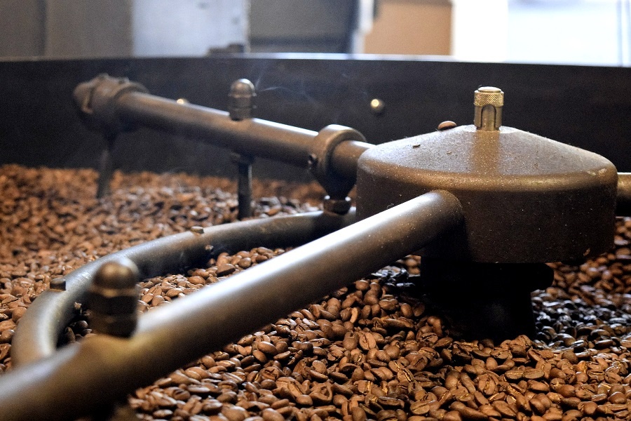 A nyerskávé árak elszabadultak 3 Kave porkolo uzem A nyerskávé árak elszabadultak tavaly, mert Brazília húszéves csúcsot döntő minimál termést takarított be.