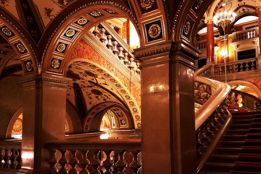 ’Múzeumlátogatás’ az Operaházban 4 Operahaz folepcso Múzeumlátogatás az Operaházban 2022. március 15-én több szempontból is unikum. Már csak azért is, mert az Operaház nem múzeum.