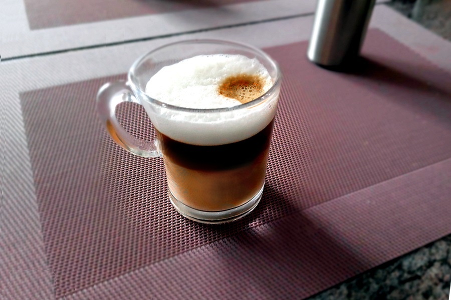 Otthoni cappuccino Otthoni kávézás - fizikai és látványbeli élvezet jön el, amikor nem akarózik egy jó kávéért kimozdulni.