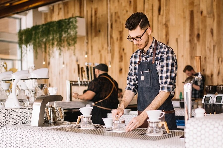 A kávé jövője - fiatalok kávéja 2 Kave jovoje barista A kávé jövője - fiatalok kávéja. Talányos cím, de a cikk végére érve oldódik a szózsonglőrködés mögötti bizonytalanság.