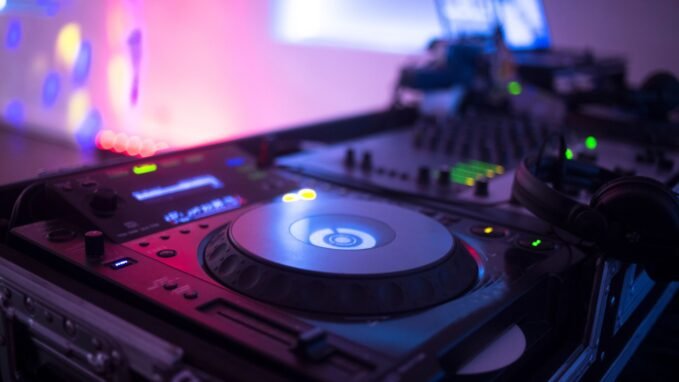 Esküvői DJ: A kulcs a tökéletes esküvői élményhez
