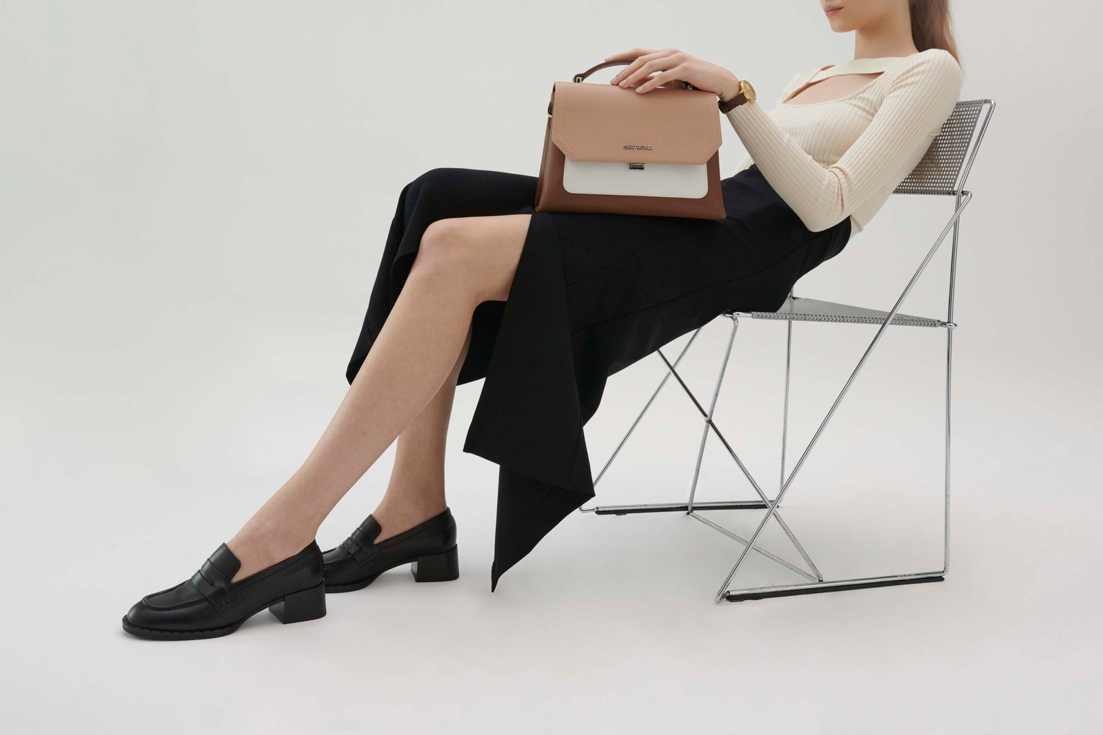 Loafer cipők – női stílusötletek nyárra 2 loaferek cipo scaled A divatos női mokaszinok ismét uralkodnak a trendekben. 2023-ban a Prada stílusú vastag talpú fekete modellek a legnépszerűbbek, de persze nem csak ezek.