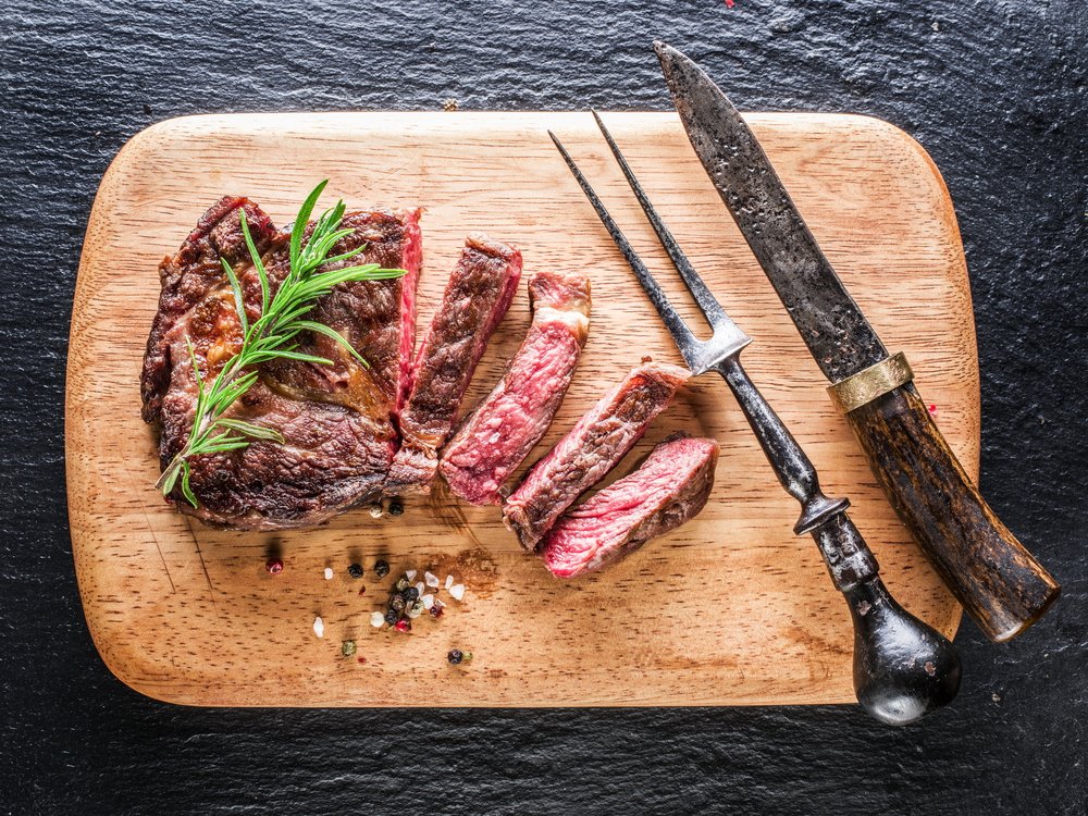 Konyhakések típusai 3 kes kavehazmagazin.hu 3 A konyha központi elemei közé tartoznak a különböző konyhakések, melyek nélkülözhetetlenek a főzés és sütés során.