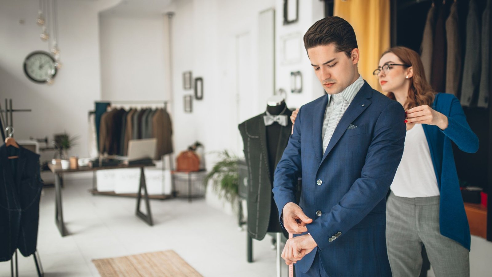 Öltöny öv nélkül. Ez valami új divat? 2 elegans oltony Miért nem hord néhány férfi övet az öltönyéhez? Ez valami új divat, vagy ez megszokott jelenség?