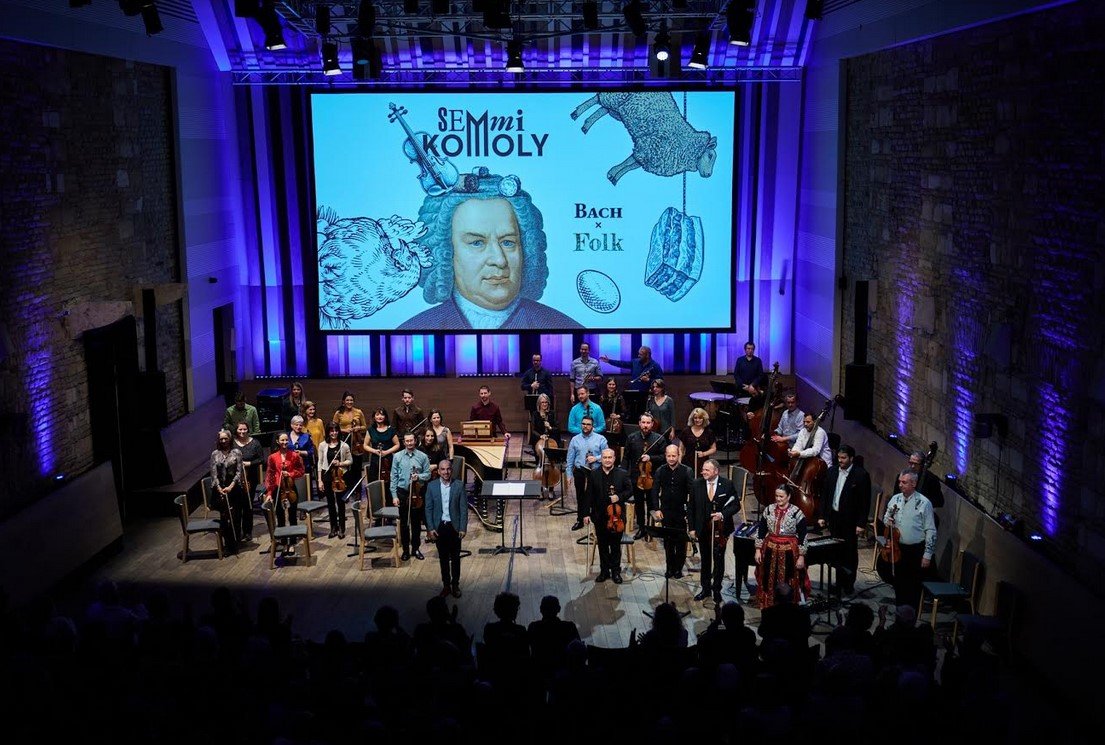 Mi komolyan vesszük a könnyűzenét is 2 semmi komoly zene A Danubia Zenekar régóta „kicsit másképp” állt a zenéhez, hiszen hazánk egyik leginnovatívabb szimfonikus együttese nem fél átlépni a műfaji határokat