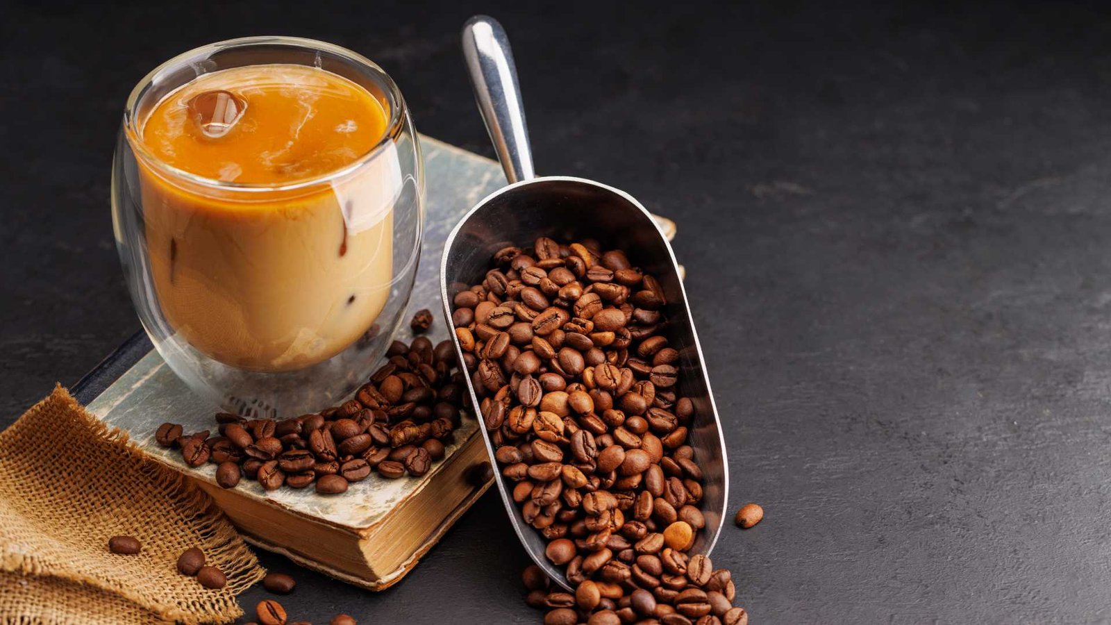 A koffeinmentes kávé evolúciója 4 cold brew A koffeinmentes kávé története egy izgalmas utazás, amely több mint egy évszázadra nyúlik vissza.