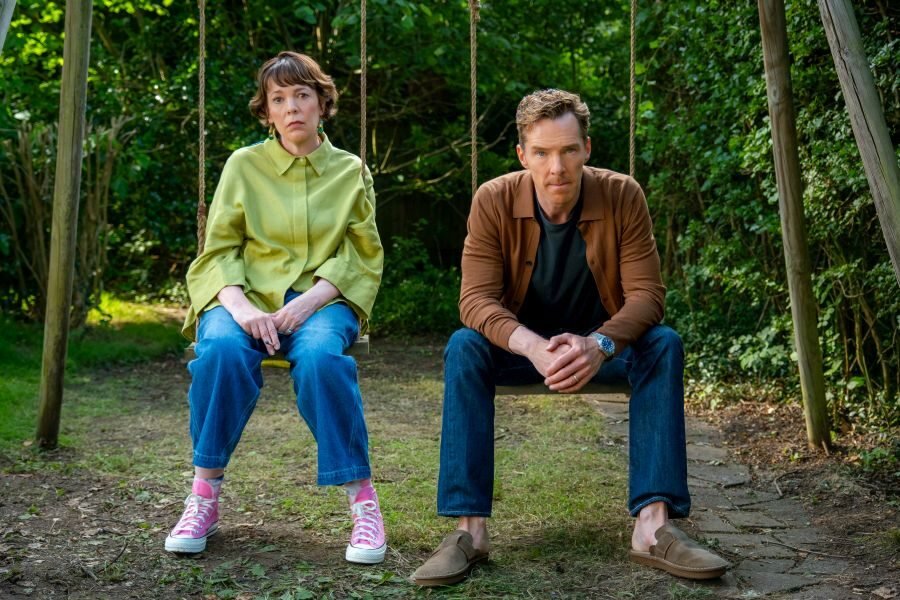 „Rózsák háborúja” – A modern párkapcsolati káosz brit humorral és két Oscar-díjas gigásszal 6 rozsak haboruja 01 Vannak filmek, amelyeknek már a gondolata is felkapcsolja a kritikus lelki lámpását. Jay Roach közelgő alkotása, a „Rózsák háborúja”, amely december 3-án érkezik a Disney+-ra, pontosan ilyen mű.