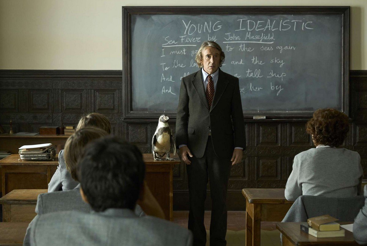 Pingvin leckék 3 Pingvin Leckek osztalyban A kortárs filmművészet egyik legizgalmasabb, ugyanakkor legvitatottabb törekvése az a fajta műfaji hibridizáció, amely a mély történelmi traumákat próbálja meg áthidalni a könnyedebb, érzelemközpontú narratívákkal. Peter Cattaneo legújabb alkotása, a Pingvin leckék (The Penguin Lessons), pontosan ezen a vékony mezsgyén egyensúlyoz