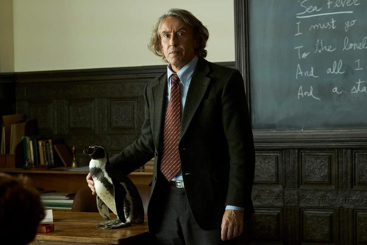 Pingvin leckék 5 Pingvin Leckek osztalyterem A kortárs filmművészet egyik legizgalmasabb, ugyanakkor legvitatottabb törekvése az a fajta műfaji hibridizáció, amely a mély történelmi traumákat próbálja meg áthidalni a könnyedebb, érzelemközpontú narratívákkal. Peter Cattaneo legújabb alkotása, a Pingvin leckék (The Penguin Lessons), pontosan ezen a vékony mezsgyén egyensúlyoz