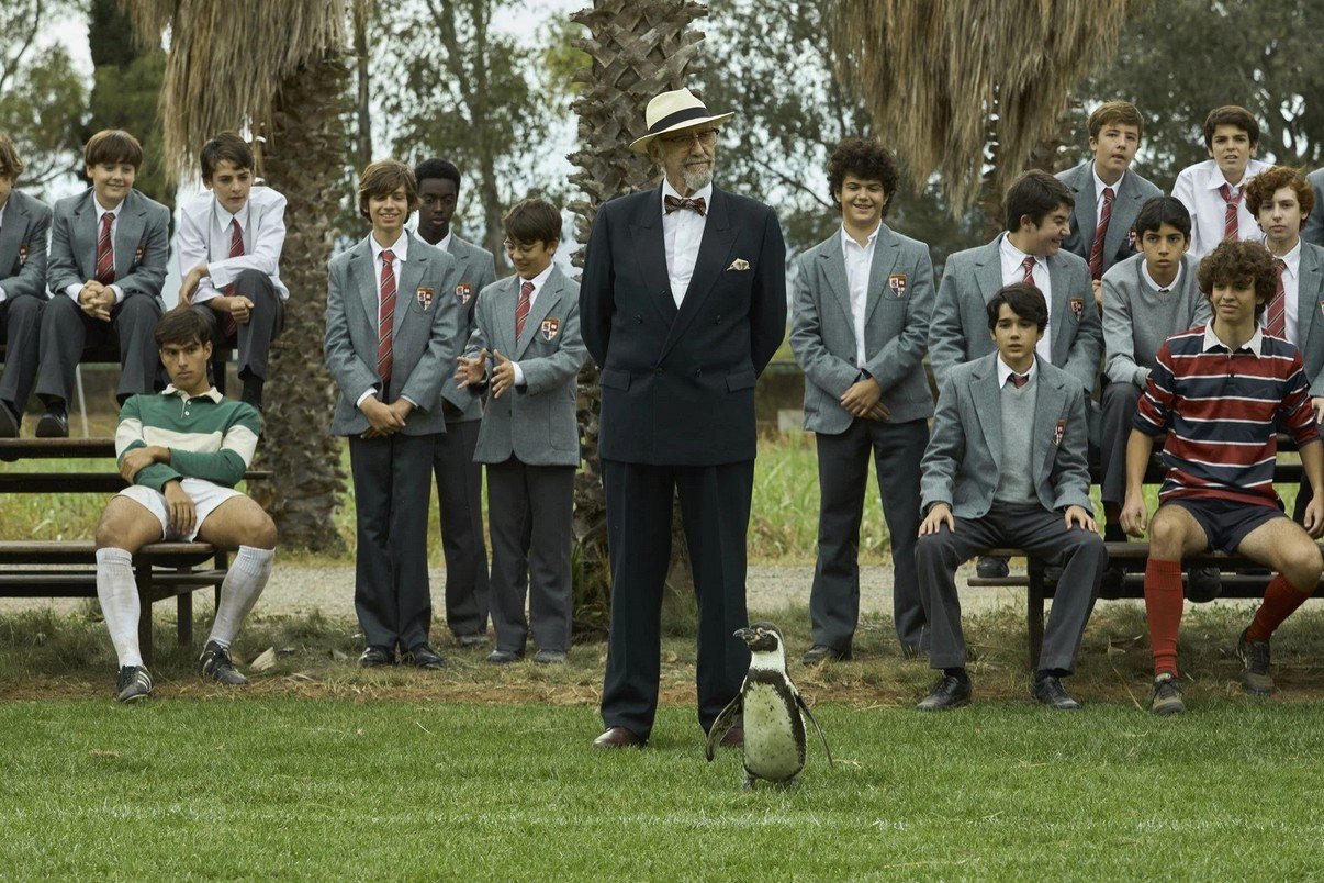 Pingvin leckék 6 Pingvin Leckek park jelenet A kortárs filmművészet egyik legizgalmasabb, ugyanakkor legvitatottabb törekvése az a fajta műfaji hibridizáció, amely a mély történelmi traumákat próbálja meg áthidalni a könnyedebb, érzelemközpontú narratívákkal. Peter Cattaneo legújabb alkotása, a Pingvin leckék (The Penguin Lessons), pontosan ezen a vékony mezsgyén egyensúlyoz