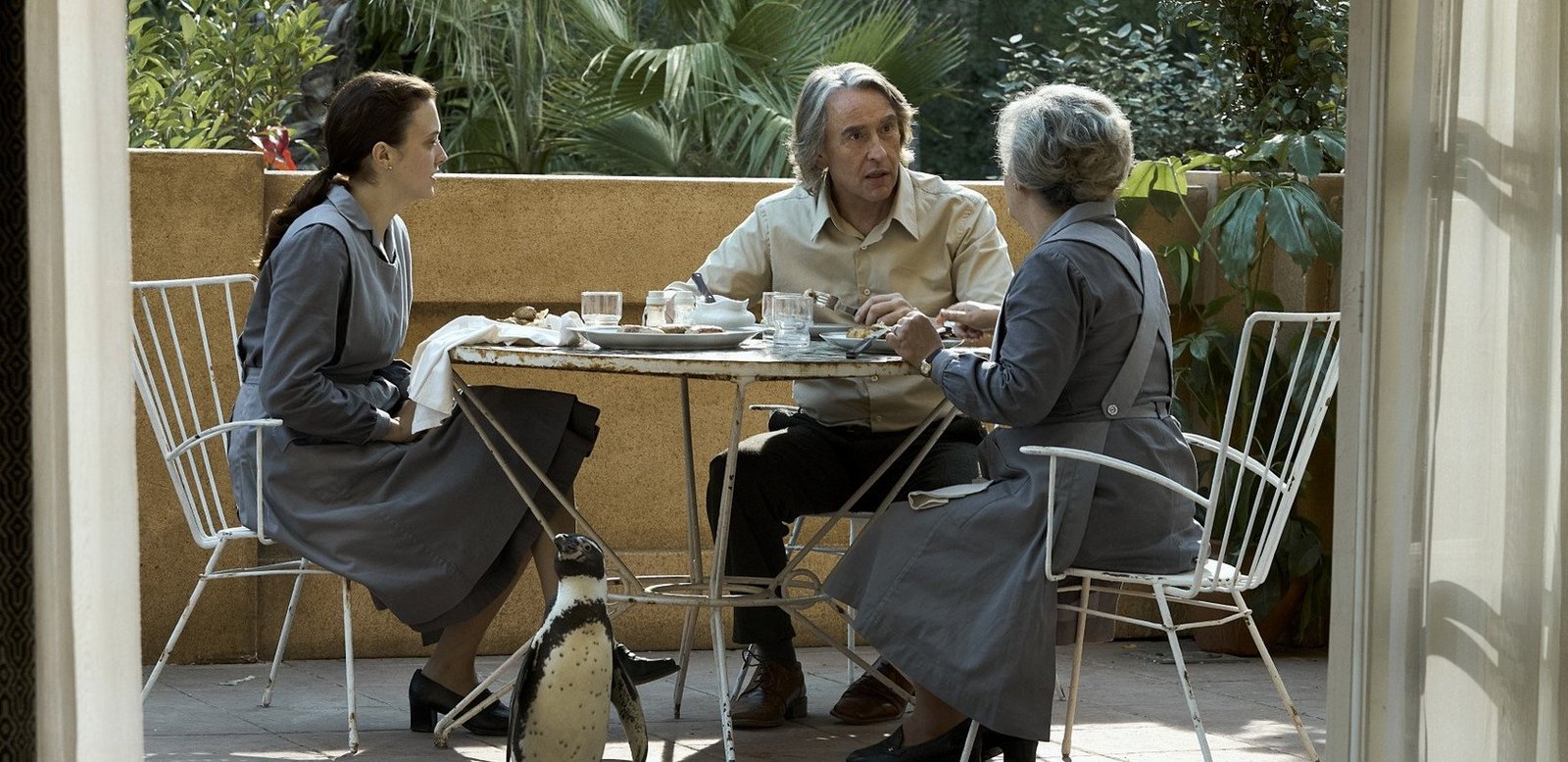 Pingvin leckék 4 Pingvin Leckek takaritonok A kortárs filmművészet egyik legizgalmasabb, ugyanakkor legvitatottabb törekvése az a fajta műfaji hibridizáció, amely a mély történelmi traumákat próbálja meg áthidalni a könnyedebb, érzelemközpontú narratívákkal. Peter Cattaneo legújabb alkotása, a Pingvin leckék (The Penguin Lessons), pontosan ezen a vékony mezsgyén egyensúlyoz