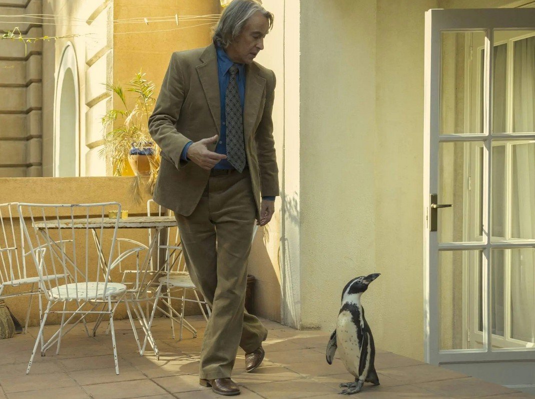 Pingvin leckék 2 Pingvin Leckek terasz A kortárs filmművészet egyik legizgalmasabb, ugyanakkor legvitatottabb törekvése az a fajta műfaji hibridizáció, amely a mély történelmi traumákat próbálja meg áthidalni a könnyedebb, érzelemközpontú narratívákkal. Peter Cattaneo legújabb alkotása, a Pingvin leckék (The Penguin Lessons), pontosan ezen a vékony mezsgyén egyensúlyoz