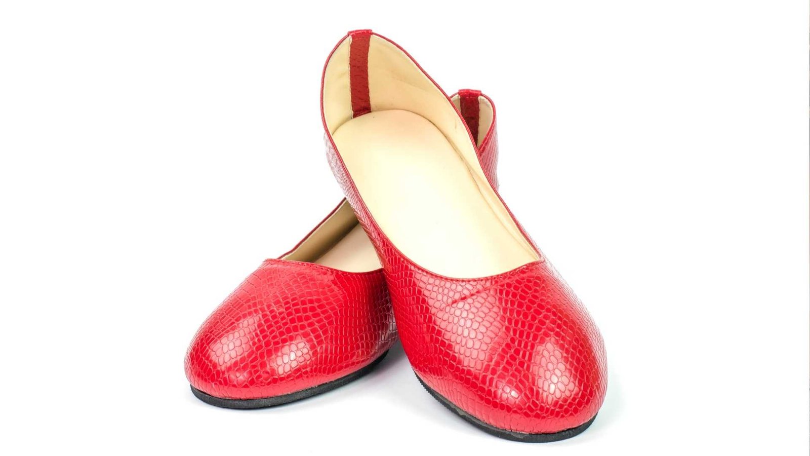 Az elegancia metamorfózisa 9 balerinacipo A kávéház évszázadok óta nem csupán a gasztronómia, hanem a társadalmi reprezentáció és az intellektuális diskurzus elsődleges színtere. Bécsben 1683-ban vette kezdetét ez a hagyomány, amely az idők folyamán az elegancia és a polgári életmód elválaszthatatlan részévé vált.