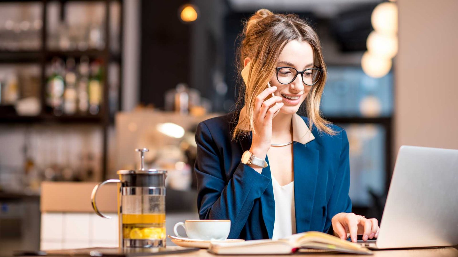 Az elegancia metamorfózisa 3 kavehazi viselet A kávéház évszázadok óta nem csupán a gasztronómia, hanem a társadalmi reprezentáció és az intellektuális diskurzus elsődleges színtere. Bécsben 1683-ban vette kezdetét ez a hagyomány, amely az idők folyamán az elegancia és a polgári életmód elválaszthatatlan részévé vált.