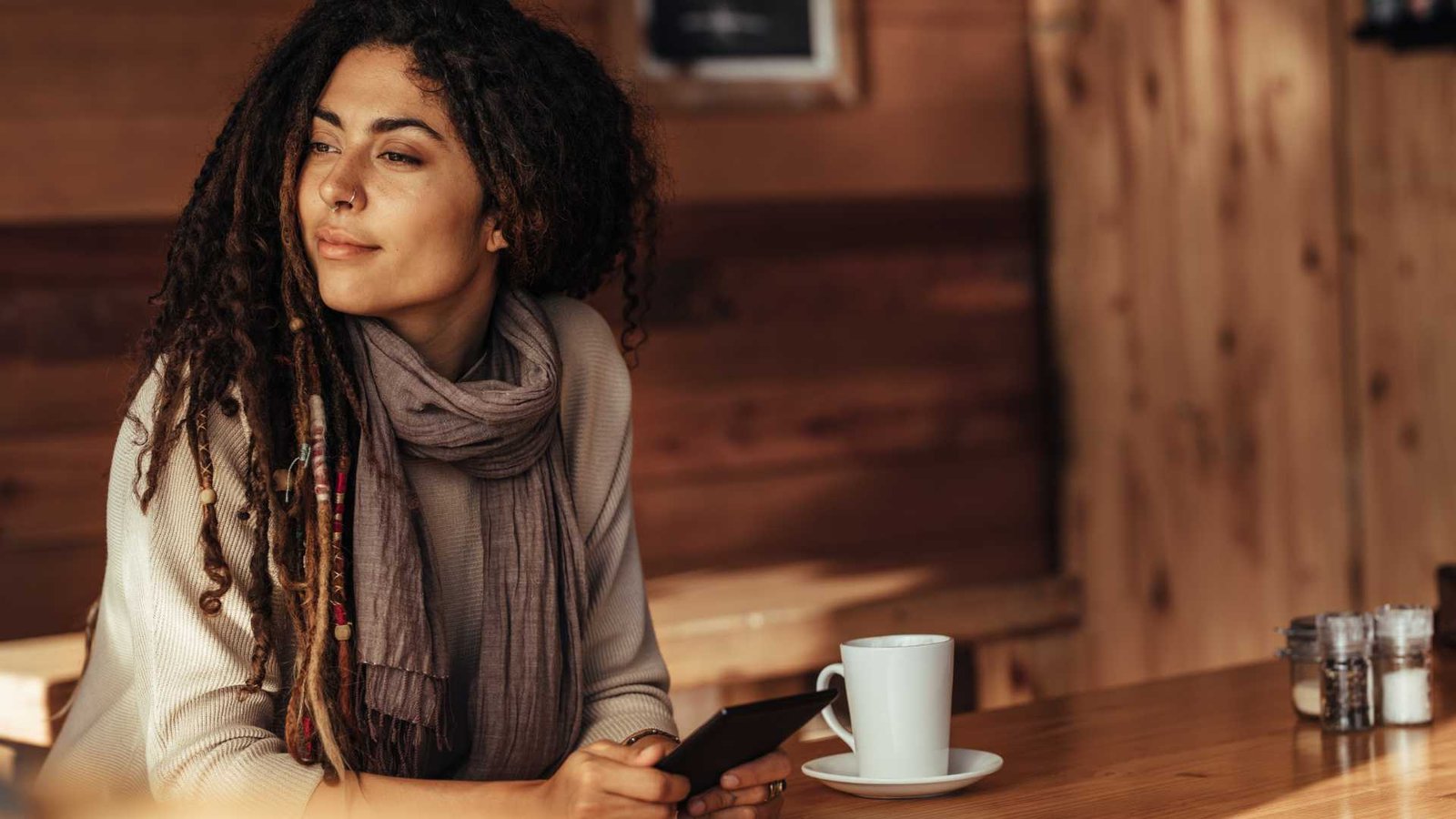 Az elegancia metamorfózisa 4 kavezo no A kávéház évszázadok óta nem csupán a gasztronómia, hanem a társadalmi reprezentáció és az intellektuális diskurzus elsődleges színtere. Bécsben 1683-ban vette kezdetét ez a hagyomány, amely az idők folyamán az elegancia és a polgári életmód elválaszthatatlan részévé vált.