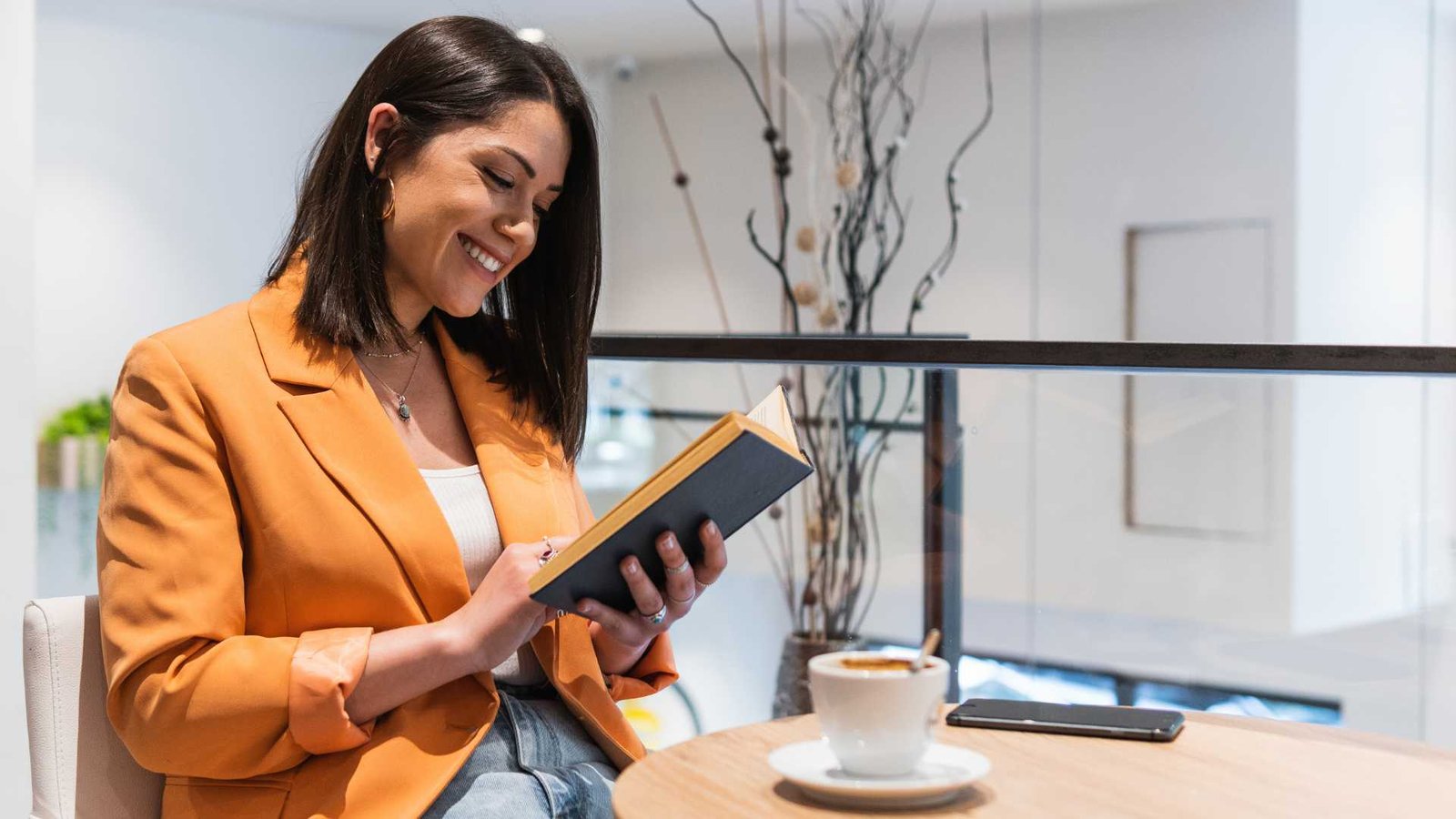 Az elegancia metamorfózisa 6 kavezoban A kávéház évszázadok óta nem csupán a gasztronómia, hanem a társadalmi reprezentáció és az intellektuális diskurzus elsődleges színtere. Bécsben 1683-ban vette kezdetét ez a hagyomány, amely az idők folyamán az elegancia és a polgári életmód elválaszthatatlan részévé vált.