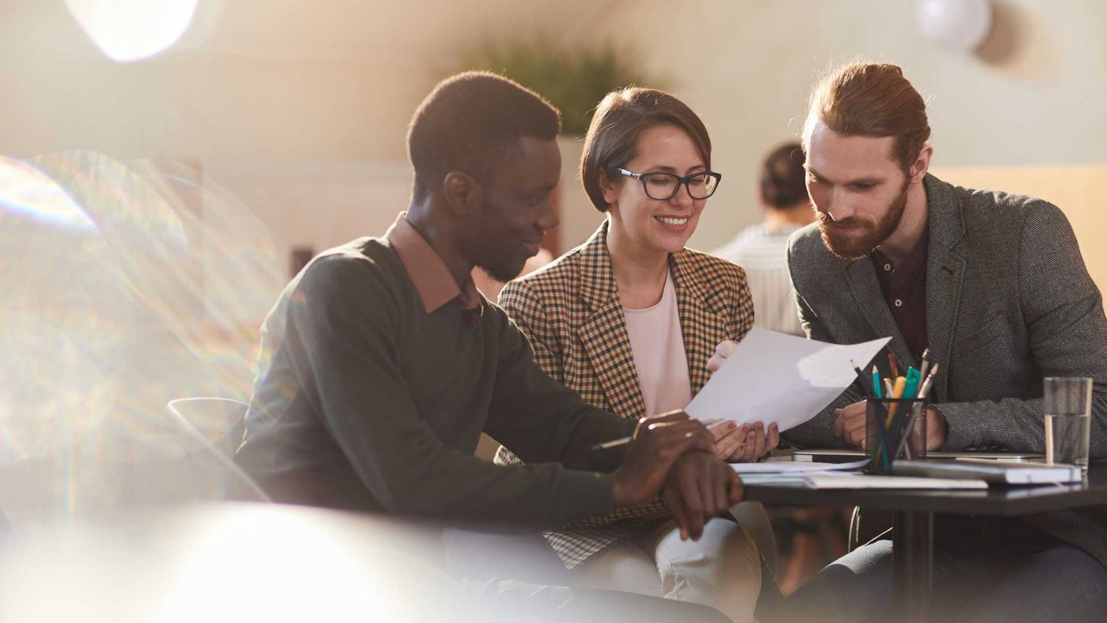 Az elegancia metamorfózisa 5 megbeszeles kavezoban A kávéház évszázadok óta nem csupán a gasztronómia, hanem a társadalmi reprezentáció és az intellektuális diskurzus elsődleges színtere. Bécsben 1683-ban vette kezdetét ez a hagyomány, amely az idők folyamán az elegancia és a polgári életmód elválaszthatatlan részévé vált.