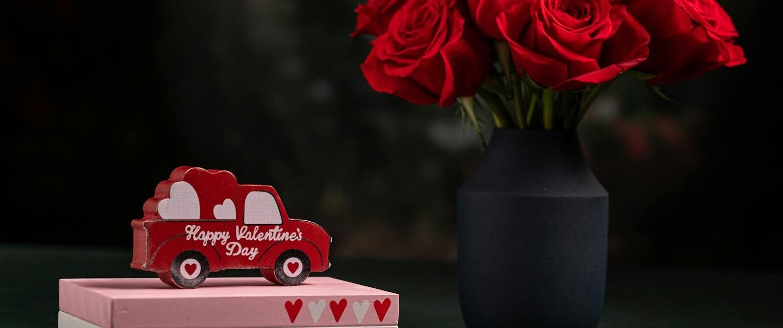 Az érzelmi giccs genezise 3 10781679 e1771110463513 A modern társadalom egyik legkülönösebb szociokulturális anomáliája a február 14-i ünnepkör, amely az intimitást piaci tranzakcióvá, a szeretetet pedig mérhető fogyasztási mutatóvá redukálta.