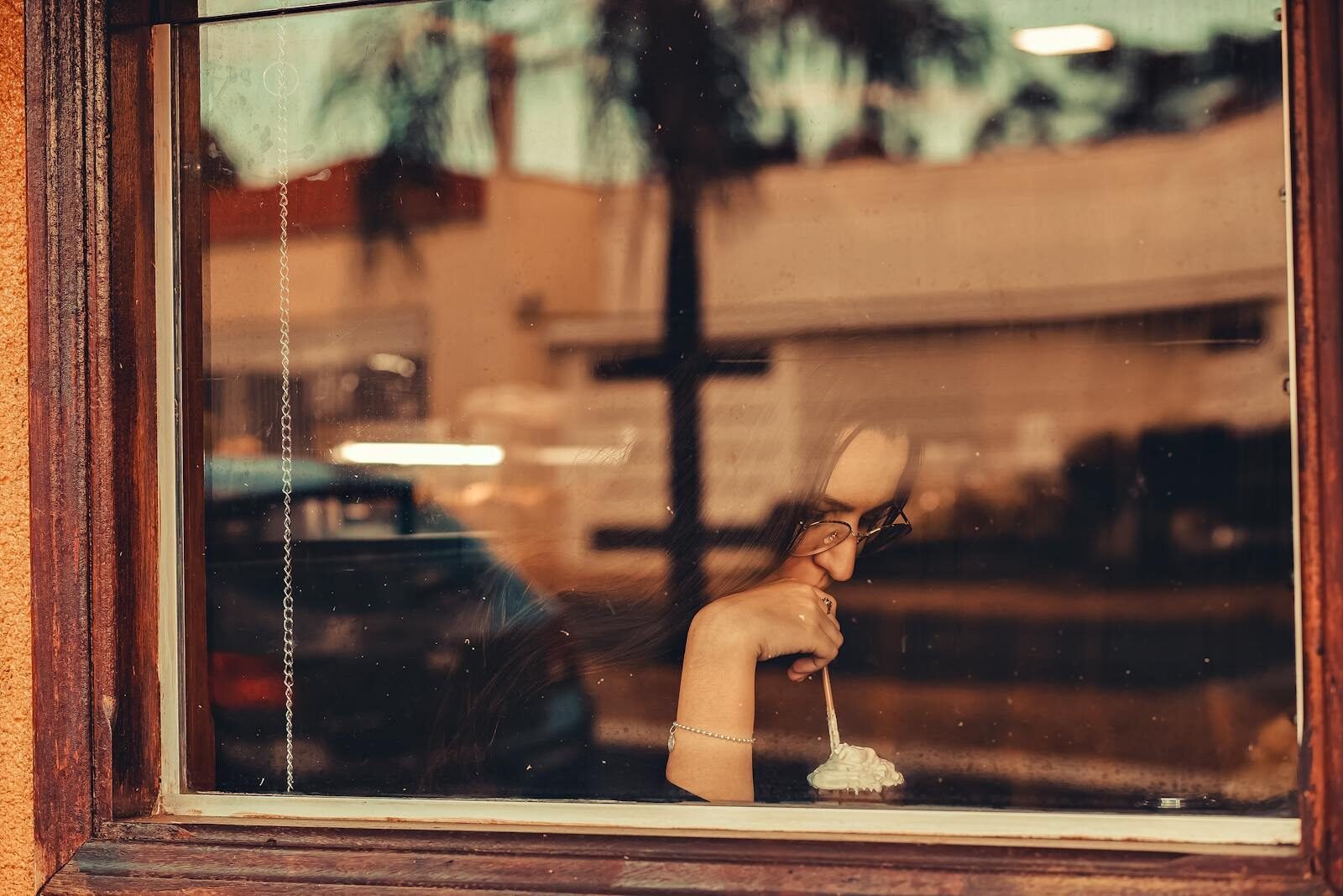 Az érzelmi giccs genezise 2 7924369 A modern társadalom egyik legkülönösebb szociokulturális anomáliája a február 14-i ünnepkör, amely az intimitást piaci tranzakcióvá, a szeretetet pedig mérhető fogyasztási mutatóvá redukálta.