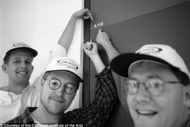 A113 2 (Balról jobbra) Pete Docter, Andrew Stanton és a Pixar és a Walt Disney Animation Studios kreatív igazgatója, John Lasseter az 1990-es években az A113-as szoba előtt pózolnak.