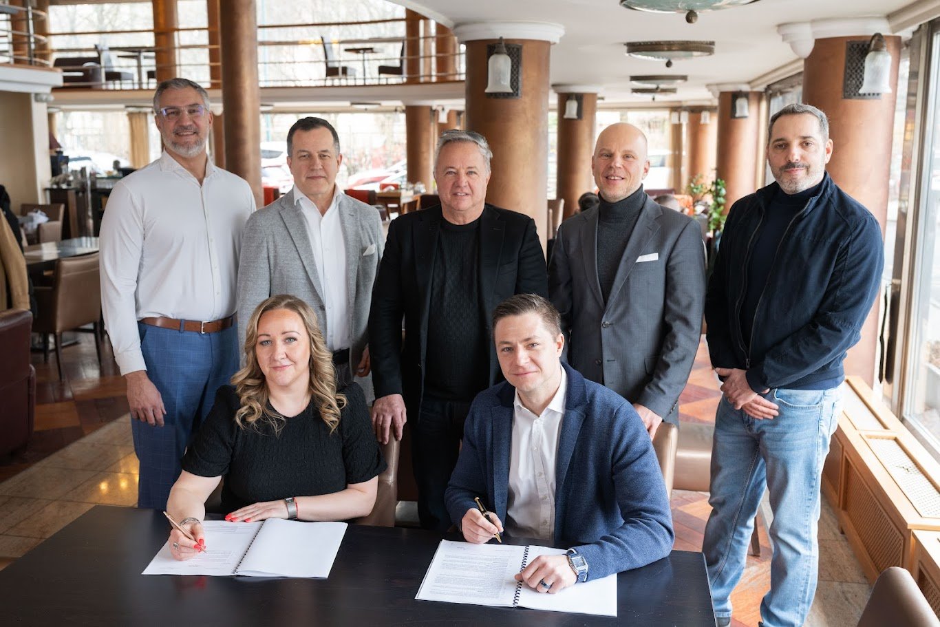 Új fejezet kezdődik a Dunapark Kávéház történetében 2 Nell Béla, Nagy Gábor, Ruffy-Varga Gábor, Kőrössy Zoltán, Tóth Roland,és az aláírók, Andó Bea, Ruffy-Varga Miklós