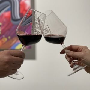 vingardium 3 Vannak esték, amikor az ember nem új élményt keres, hanem megerősítést. Azt az ismerős, belül már megfogalmazott vágyat, hogy egyszerre szeretne tanulni, rácsodálkozni és igazán jelen lenni. A Vingardium Around the World pontosan erre az érzésre rezonál.