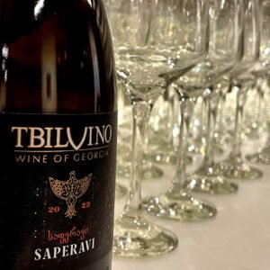 vingardium 4 Vannak esték, amikor az ember nem új élményt keres, hanem megerősítést. Azt az ismerős, belül már megfogalmazott vágyat, hogy egyszerre szeretne tanulni, rácsodálkozni és igazán jelen lenni. A Vingardium Around the World pontosan erre az érzésre rezonál.