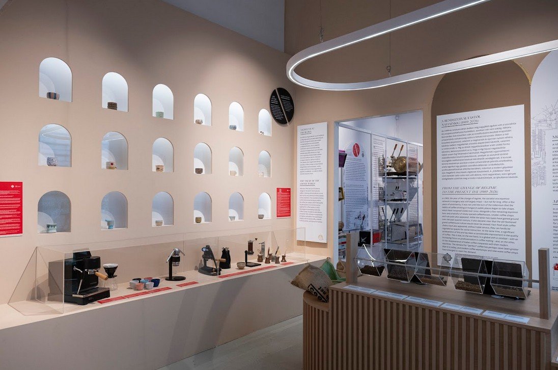 fo a kave A teveabraktól az újhullámig – 300 év kávétörténetébe kóstolhatunk bele "Fő a kávé" címmel a Kazinczy utcai Elektrotechnikai Gyűjteményben 2026. március 4-től.