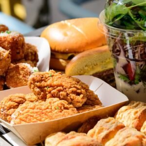 Evezos ajanlat A Római-part ikonikus sörkertje idén a közösségi élményre erősít rá: ingyenes programokkal, családbarát fejlesztésekkel és egy CSR eseménnyel indítja a szezont, miközben a vendégvisszajelzésekre építve finomhangolt gasztronómiai kínálattal várja a visszatérő és új vendégeket.