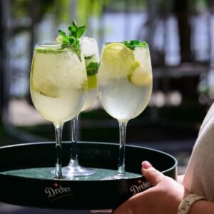 Evezos italok A Római-part ikonikus sörkertje idén a közösségi élményre erősít rá: ingyenes programokkal, családbarát fejlesztésekkel és egy CSR eseménnyel indítja a szezont, miközben a vendégvisszajelzésekre építve finomhangolt gasztronómiai kínálattal várja a visszatérő és új vendégeket.