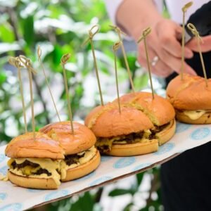 Evezos kinalat A Római-part ikonikus sörkertje idén a közösségi élményre erősít rá: ingyenes programokkal, családbarát fejlesztésekkel és egy CSR eseménnyel indítja a szezont, miközben a vendégvisszajelzésekre építve finomhangolt gasztronómiai kínálattal várja a visszatérő és új vendégeket.