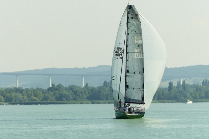 1615930 Van egy hétvége a nyár közepén, amikor a Balaton arculata gyökeresen megváltozik.